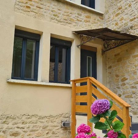 La Maison De Chateau Trompette بيت للعطل *